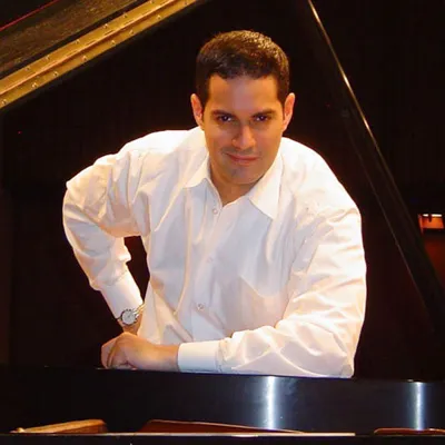 Headshot of Milton Rubén Laufer.
