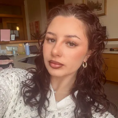 Headshot of Hana Novotna.