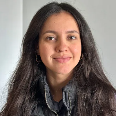 Headshot of Débora Ferreira Leite.