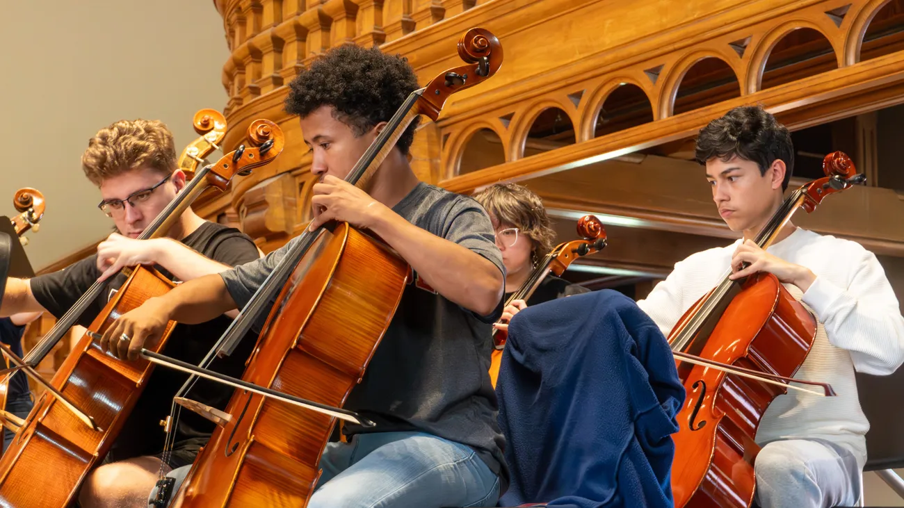 Students play the cello.